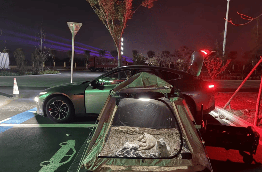 期间年轻人旅行掀起“帐篷过夜”热潮冰球突破豪华版不住酒店住帐篷！国庆(图2)